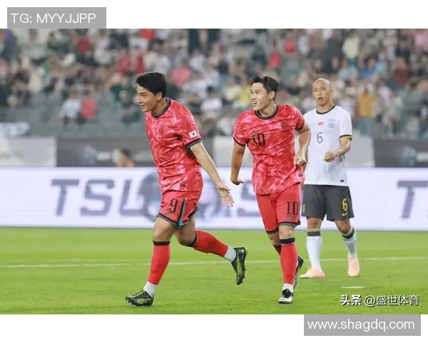 国足与韩国球员赛场冲突引发热议打架视频引发球迷关注与讨论