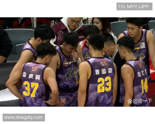 广东与山东篮球赛激战正酣谁能在这场对决中笑到最后