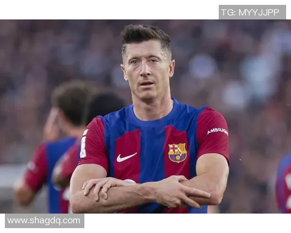 莱万转投巴萨引发拜仁球迷愤怒指责其忘恩负义情绪高涨 莱万转投巴萨引发拜仁球迷愤怒指责其忘恩负义情绪高涨