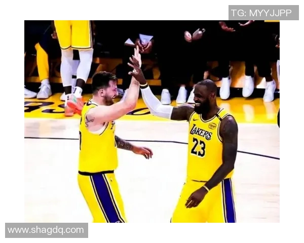 勇士与湖人激战回顾2015年10月23日精彩录像重温 勇士与湖人激战回顾2015年10月23日精彩录像重温